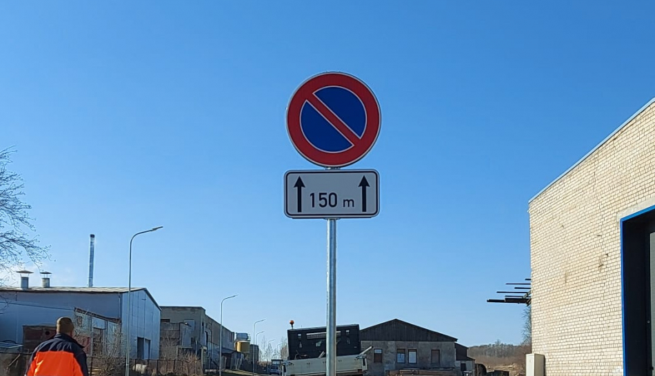 Meistaru ielā uzstādītas automašīnu stāvēšanu ierobežojošas zīmes