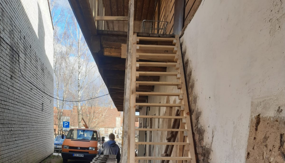 Operatīvi izgatavo trepes, lai iedzīvotāji var izkļūt no mājokļiem