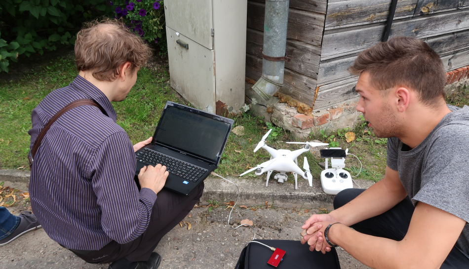 Ēku jumtus apseko ar dronu